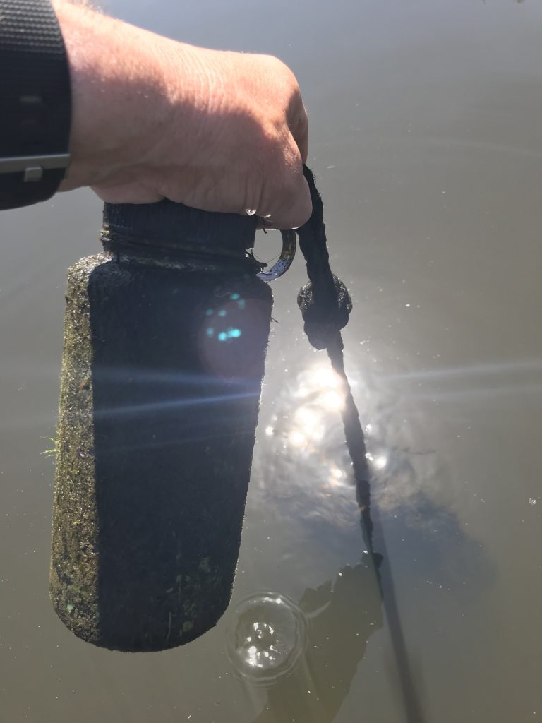 unter Wasser an einer Leine mit einem Stein beschwert