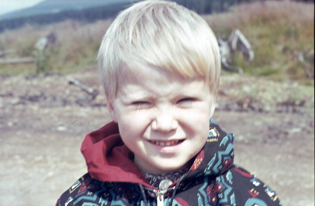 kleiner blonder Knirps